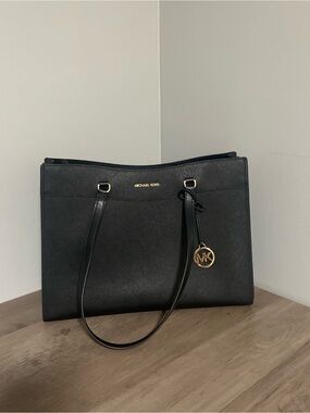 Michael Kors jet set travel Tote with Gold MK Charm